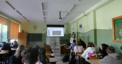 Inspektor z Delegatury w Sieradzu prowadzący działania edukacyjne w szkole cz.1