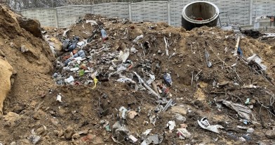 w wykopie i na jego zboczu oraz pod wykopaną ziemią znajdują się odpady