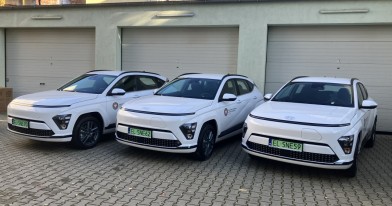 Trzy białe samochody zakupione w ramach zadania „Wzmocnienie systemu kontroli i nadzoru nad stanem środowiska w WIOŚ w Łodzi poprzez zakup samochodów z napędem elektrycznym”