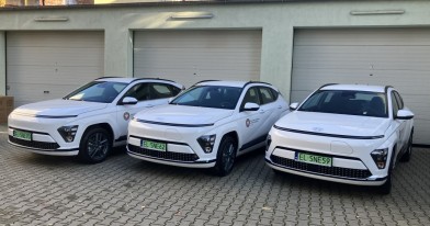 Trzy białe samochody zakupione w ramach zadania „Wzmocnienie systemu kontroli i nadzoru nad stanem środowiska w WIOŚ w Łodzi poprzez zakup samochodów z napędem elektrycznym”