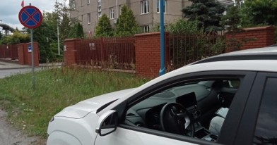 służbowe auto Wojewódzkiego Inspektoratu ochrony środowiska w Łodzi zaparkowane u zbiegu ulic Miroszewskiej i Struga
