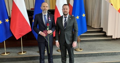 Pan Adrian Stępolwski odznaczony Srebrnym Medalem za Długoletnią Służbę z  Łódzkim Wojewódzkim Inspektorem ochrony Środowiska w Łodzi Panem Dominikiem Przelazłym w Dużej Sali Obrad Rady Miasta