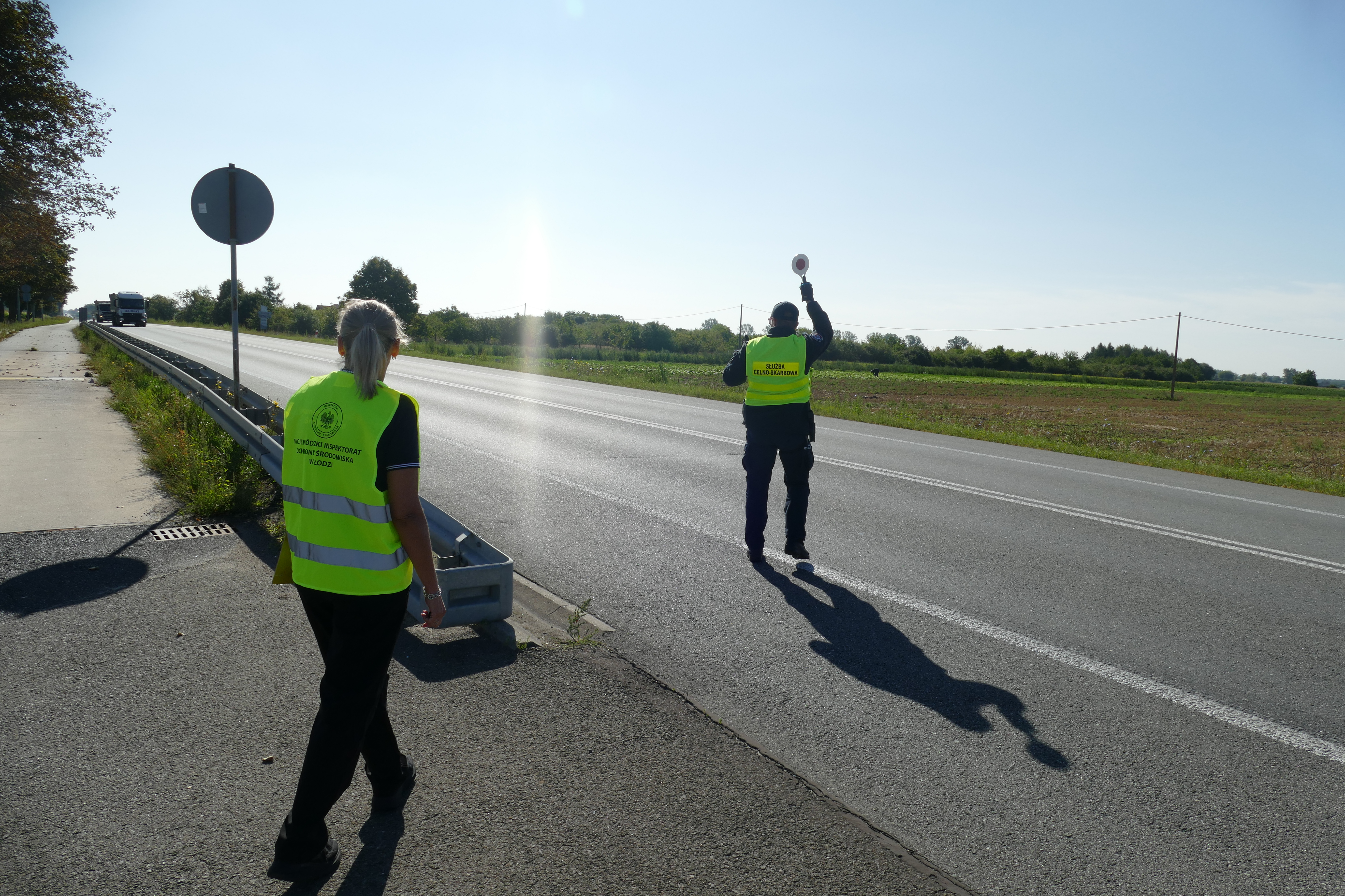 Pracownicy WIOŚ w Łodzi w trakcie kontroli samochodu ciężarowego.