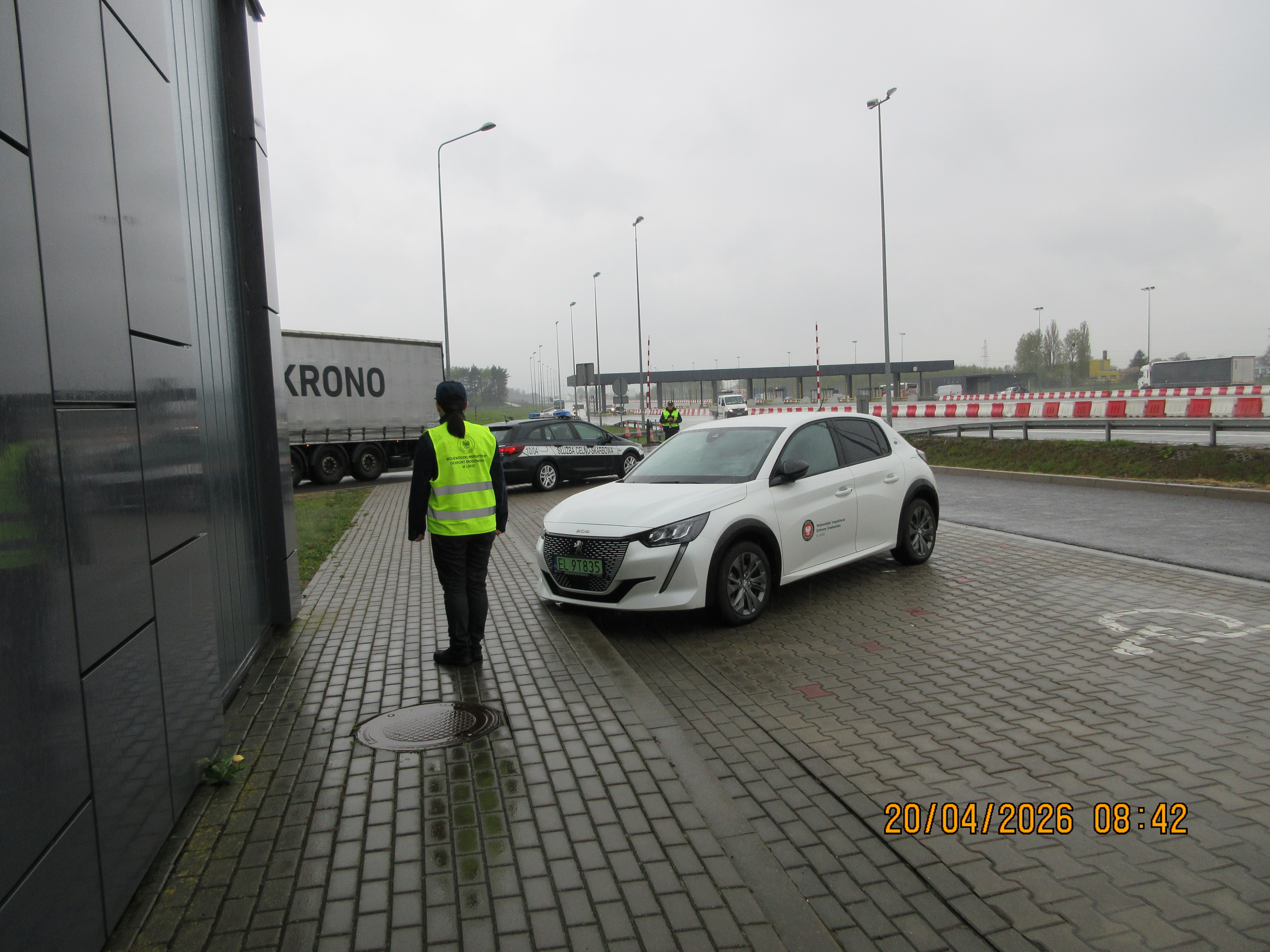 Pracownik WIOŚ na parkingu przy autostradzie
