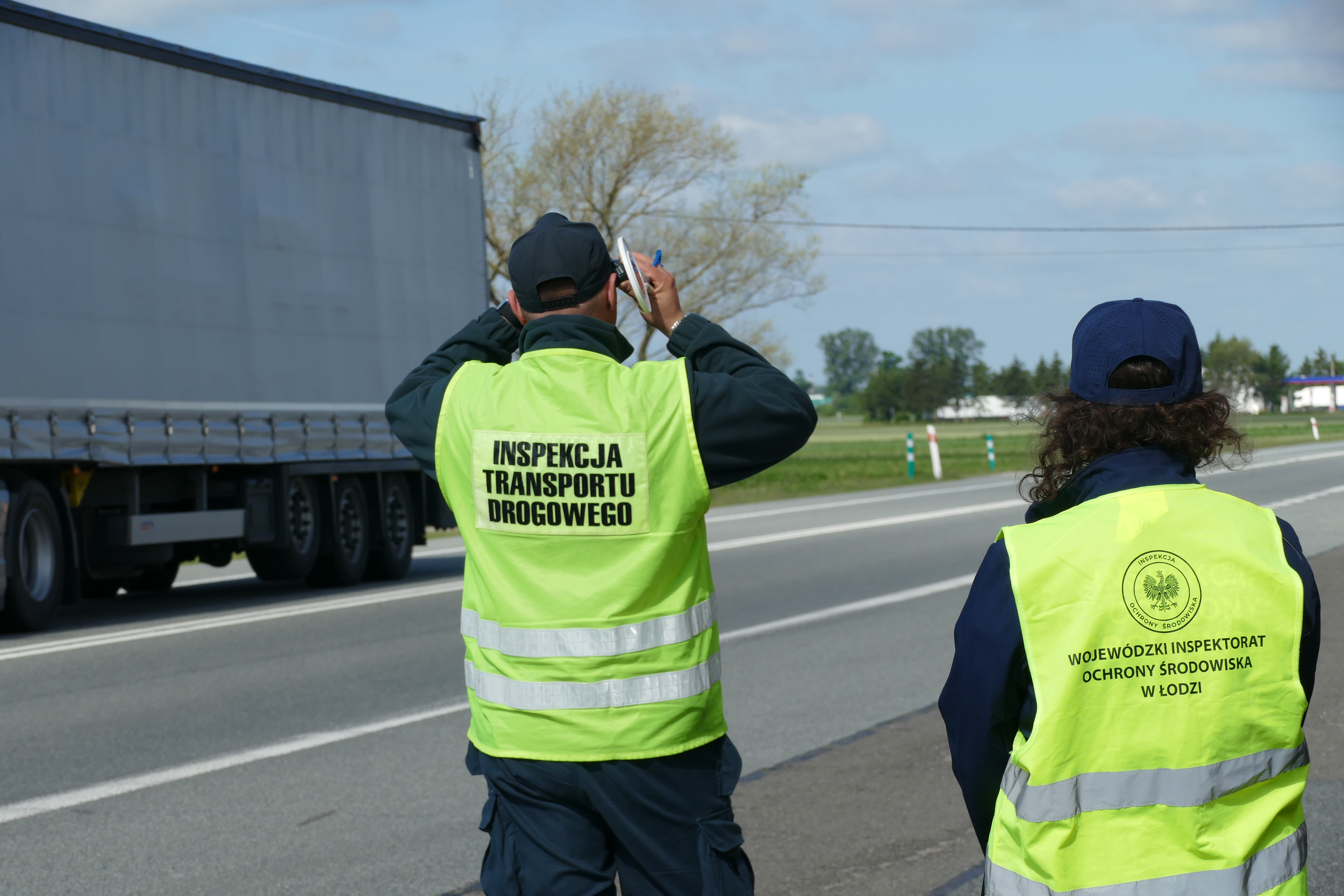 Inspektorka WIOŚ w Łodzi oraz Inspektor Transportu Drogowego obserwują drogę